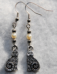 Kitty Earrings 1 features Retro-themed silver pewter kitty charms enhanced with fresh water pearls. 